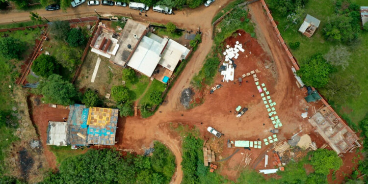 AÉREA. Imagen de la vivienda, el depósito, el “playón” donde cargaban la mercadería y el camino hacia el río.