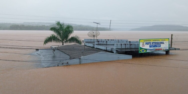 CRECIDA DEL RÍO URUGUAY. Frente a la localidad misionera de Alba Posse, en Puerto Mauá (Brasil), el avance del agua hizo estragos en la zona ribereña.