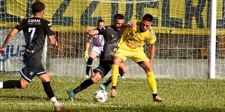 AGUANTA LA MARCA. Lautaro Soto de Crucero recibe de espaldas, aguanta la bocha e intentará girar y pegarle al arco.