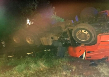 Camionero volcó en Alberdi y fue rescatado tras quedar atrapado