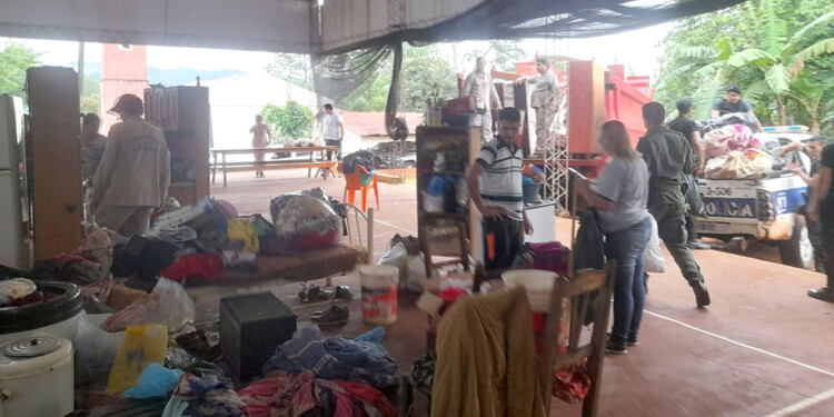 VUELTA A CASA. A pesar de las lluvias de ayer, una veintena de familias retornó a su vivienda en El Soberbio.
