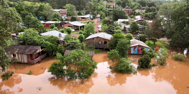 AFECTADOS. Las familias evacuadas viven en la zona costera del río Uruguay, donde ya comenzó a bajar el agua.