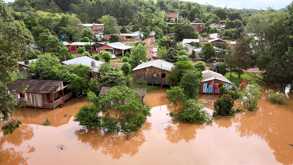 Tensa calma en El Soberbio: el río Uruguay baja, pero sigue el estado de alerta