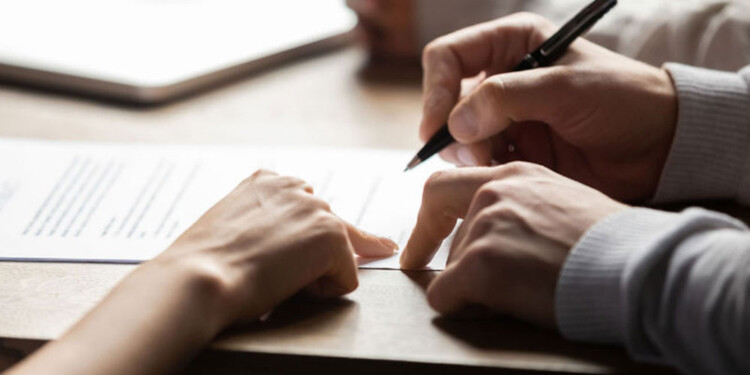 ASESORADOS. Muchas personas tienen trámites pendientes para regularización de propiedades y bienes familiares, entre otros. Imagen ilustrativa