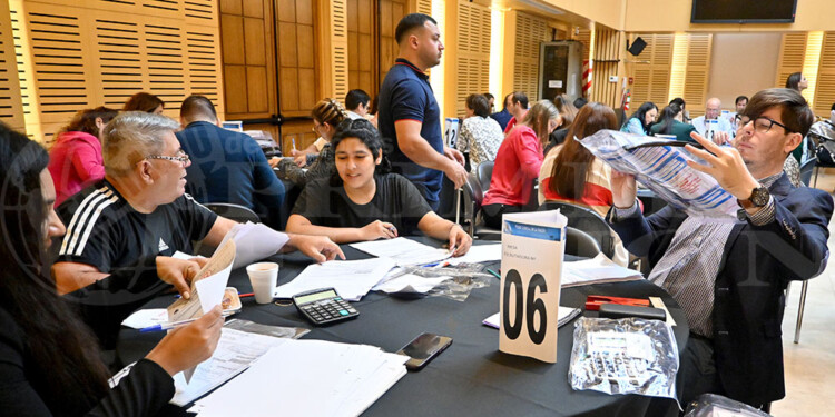 EN TIEMPO RÉCORD. El conteo realizado en 35 mesas comenzó a las 7 de la mañana y terminó antes de las 17.
