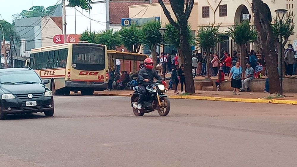 Sorpresiva asamblea dejó varados a usuarios de colectivos en Eldorado