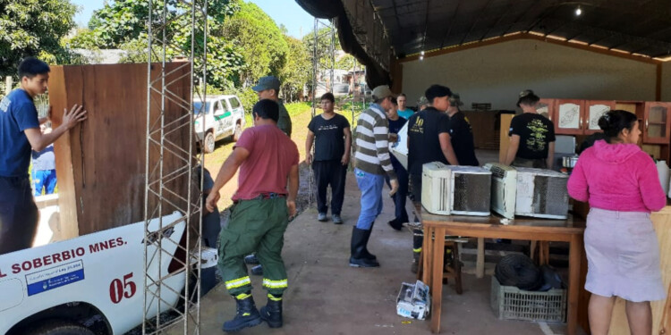 SOLIDARIDAD. Efectivos policiales, de Gendarmería, Bomberos, personal municipal y vecinos colaboran con las familias afectadas.