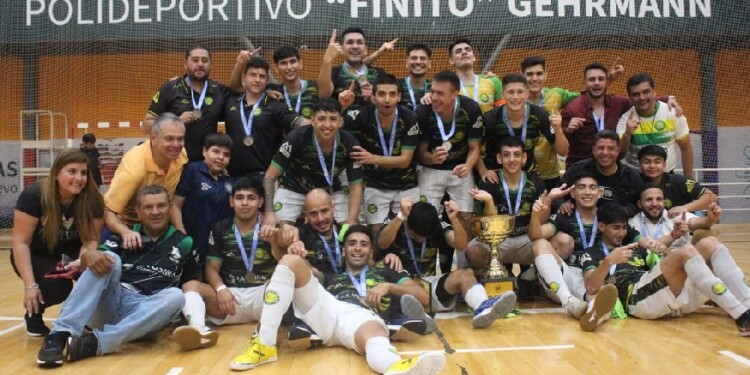 EL MEJOR. El alocado festejo de los tucumanos en el parque del Finito Gehrmann, con la copa de campeón.