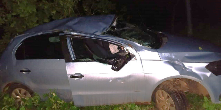 GOL ATACADO. Los policías habrían perseguido a este vehículo en paraje San Ignacio.