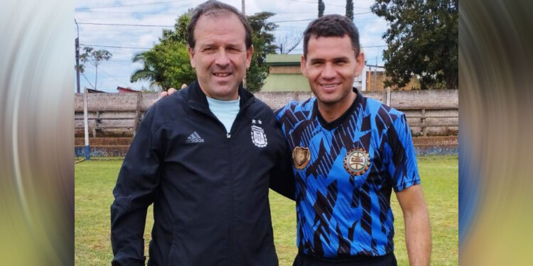 PARA EL ÁLBUM. Pompei (izquierda) junto a Pedro Franco de la Liga de Eldorado.