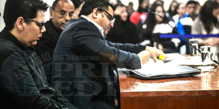 ACUSADO Y PADRINO LEGAL. Julio Werner Lutz y su abogado Pablo Luján durante el debate de cuatro jornadas en el salón de audiencias del Palacio de Justicia. Foto: Gentileza M. Otaño (@mmo_marcos)