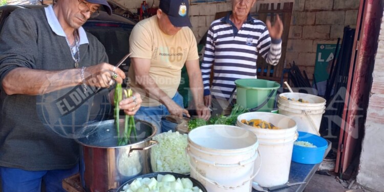 COCINEROS DE LUJO. Carlos Nuñez junto a Hugo Batista y Adrián Britez en plena elaboración del yopará que se sirvió ayer en la chacra 74.