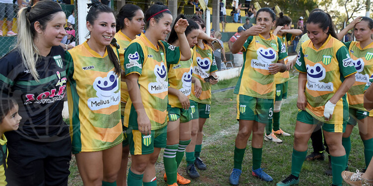 PREPARADAS. Las chicas de La Picada se enfrentarán a San Lorenzo de Monte Caseros, por el pase a la final.