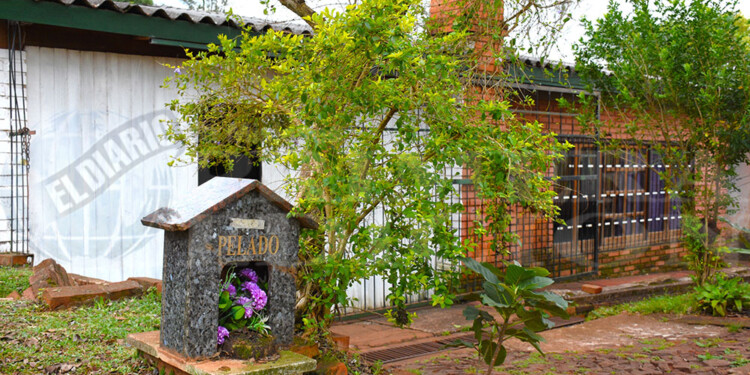 AVENIDA BELGRANO. El santuario recuerda al “Pelado” Brítez y el escenario de muerte.