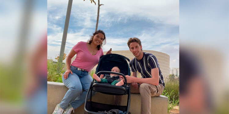 CUATRO DÍAS ATRÁS. Cesia, su esposo e hijo en Jerusalén con una sonrisa en los rostros. Esto cambió rotundamente ayer con la guerra que a él lo llevó a combate y a ella al dolor de esa decisión y una amiga secuestrada.