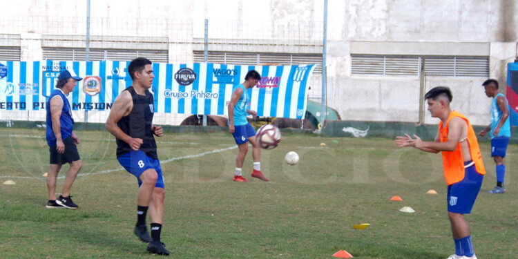 AFLOJANDO LAS CARGAS. Bajo la supervisión del “profe” Selvaggi, los jugadores de Nacional sigue con la preparación.