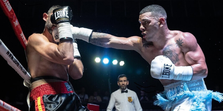 AL ATAQUE. Flores mete una buena derecha al rostro de López Clavero, quien no puede neutralizar el golpe.