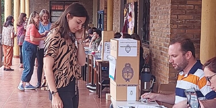 Carolina Gross al momento de emitir su voto en Oberá
