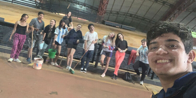 Un grupo de estudiantes ultimando los detalles en el predio.