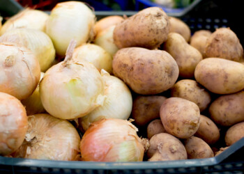 Abrupta suba de la papa y la cebolla, alimentos básicos que encarecen más la olla familiar