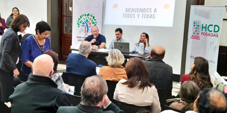 PARLAMENTO. Los adultos mayores se capacitaron con los concejales Daniel Vancsik, Santiago Koch, presidente de la comisión de Asuntos Sociales y Desarrollo Vecinal, y Mariela Prendone, prosecretaria Legislativa.