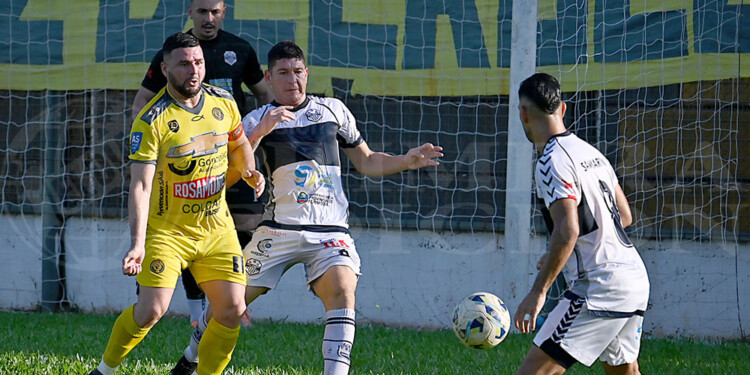 SIEMPRE PRESENTE. Álvarez ante dos rivales de San Martín, el último domingo en Santa Inés. Fue una de las figuras.