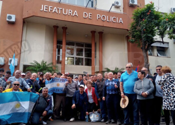 Retirados de Policía protestan por suba salarial