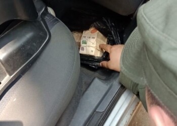 Dos brasileños demorados por ocultar casi 8 millones de pesos en su vehículo