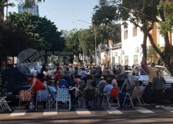 Policías y Penitenciarios: continúa la protesta y al acampe se sumó el corte de calle