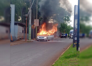 Un auto se prendió fuego a metros de una estación de servicio de Puerto Iguazú