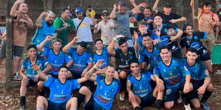 LAS MANOS ARRIBA. El festejo eufórico de Santa Ana tras la consagración.