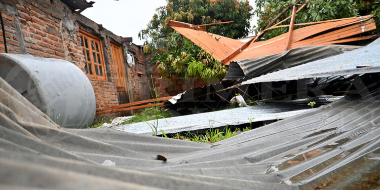 VOLADURA DE TECHOS. Esa fue la principal afectación en los municipios debido a los fuertes vientos.