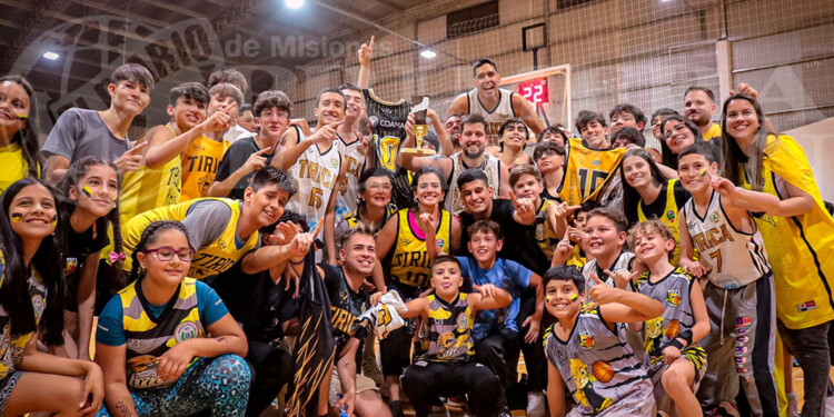 CON LA COPA. El equipo de Tirica, con su gente, festejando el triunfo ante Siglo XXI y la consagración. Pura felicidad. (Fotos gentileza C.Reble).