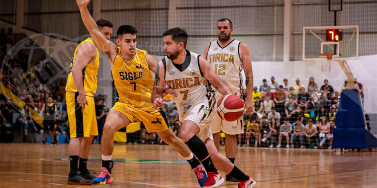 PARTIDAZO. Siglo y Tirica vuelven a verse las caras tras la gran final. (Foto C.Reble).