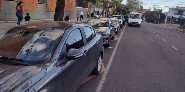 CLARITO. Frente al San Basilio Magno, los lugares para los transportes escolares no se respetan y no les queda opción que estacionar en doble fila para poder bajar a los alumnos.