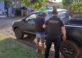Tras golpearla, amenazó de muerte a su pareja y su hija