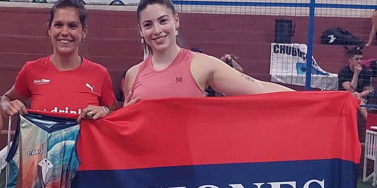 Las chicas, con la bandera de Misiones, quieren estar en México.