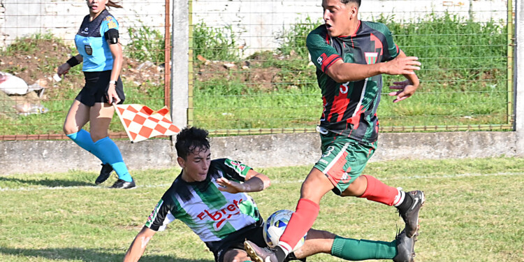 CON TODO. Miguel Méndez de El Brete va al piso y quiere evitar que “Samu” Ríos, de Brown, se lleve la pelota.