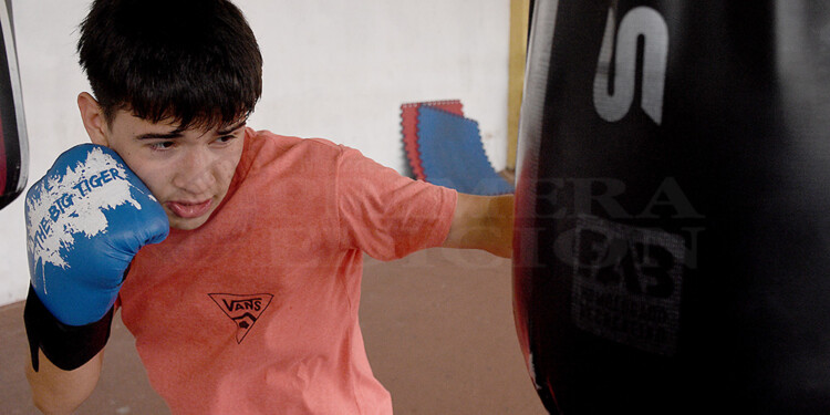 PEGUE Y PEGUE. Lautaro entrena a diario en el gimnasio municipal de boxeo, en el Anfiteatro, junto a los Andino.