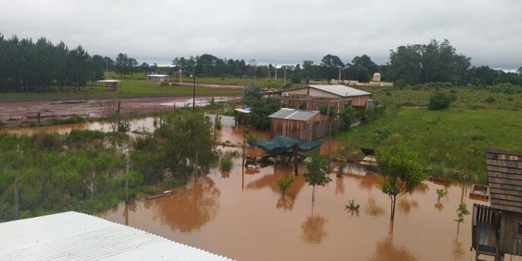 LENTO DRENAJE. Los arroyos que atraviesan los diferentes barrios del municipio ya no filtran los desbordes y generan importantes pérdidas materiales.