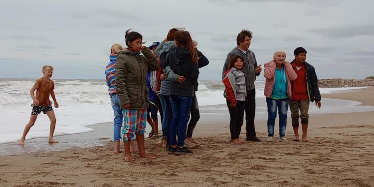 FRÍO. Los chicos disfrutaron del agua sin importar las bajas temperaturas.
