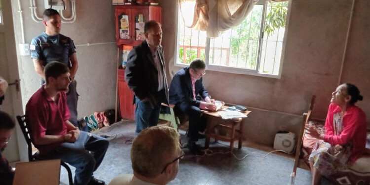 ACTITUDES DELICTIVAS. La testigo recordó ante el presidente del Tribunal, Atilio León (parado frente a la mujer), y el fiscal Federico José Rodríguez (de espaldas), que su yerno (sentado a la izquierda) le sustrajo un celular.