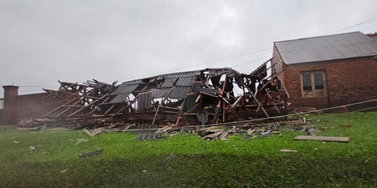 Más de 40 casas destechadas y heridos leves en Alem por fuerte temporal que se desató en la madrugada
