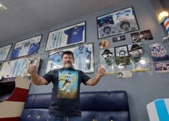 A tres años de la muerte de Diego Maradona: conocé la barbería posadeña que le rinde homenaje todos los días