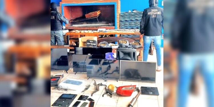 AMPLIA OFERTA. Televisores inteligentes, entre otros electrónicos, repuestos para motos y estupefacientes.