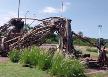 Fuertes ráfagas de viento derrumbaron el monumento a Andresito Guacurarí en Corrientes