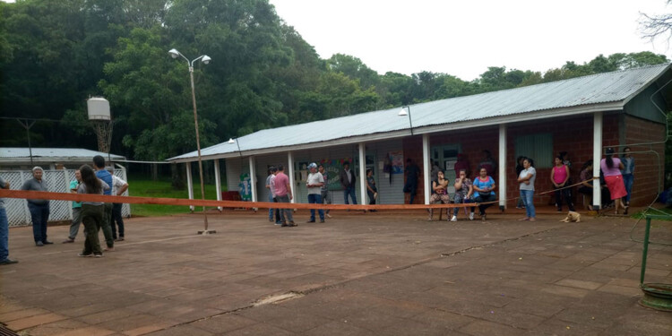 SIN CLASES. Los alumnos del CEP 37 ayer no ingresaron a clases y la protesta se mantiene hasta hoy.