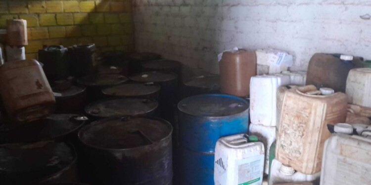 MATERIAL INCAUTADO. La foto se filtró del depósito donde la justicia de faltas retiene el combustible a los colonos.