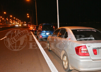 Extensa fila de autos para cruzar a Encarnación tras las elecciones presidenciales