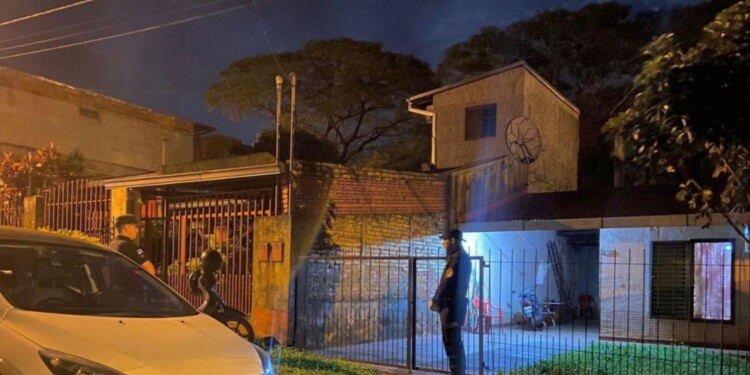 LUGAR. Efectivos de la comisaría de Leandro N. Alem en la vivienda del barrio Juan Domingo Perón donde residía solo el jubilado de 69 años.